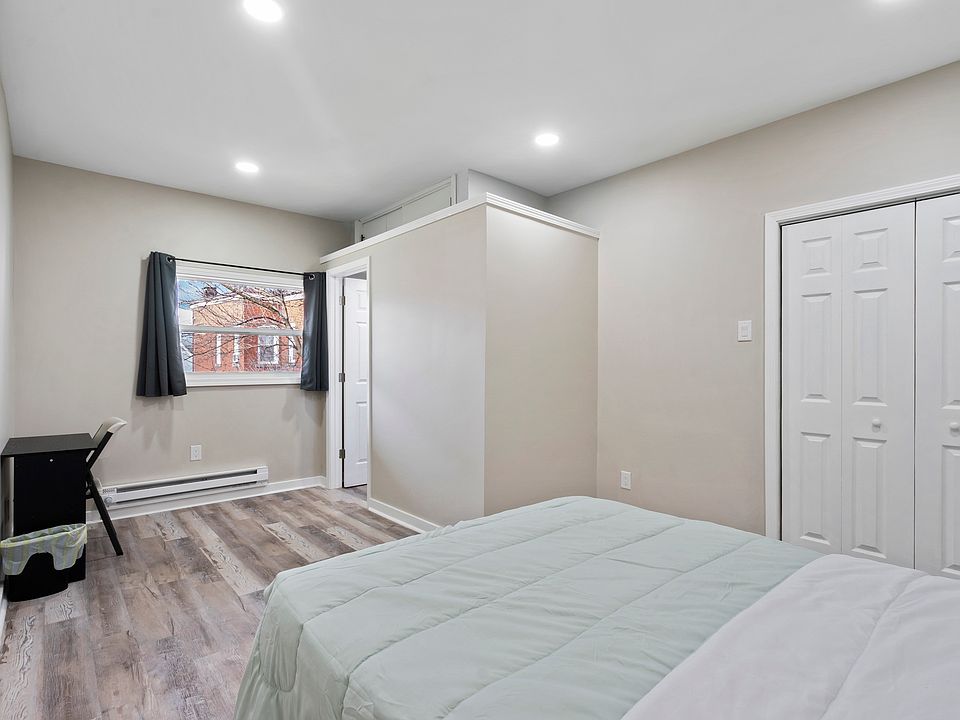 Bedroom1: Queen bed