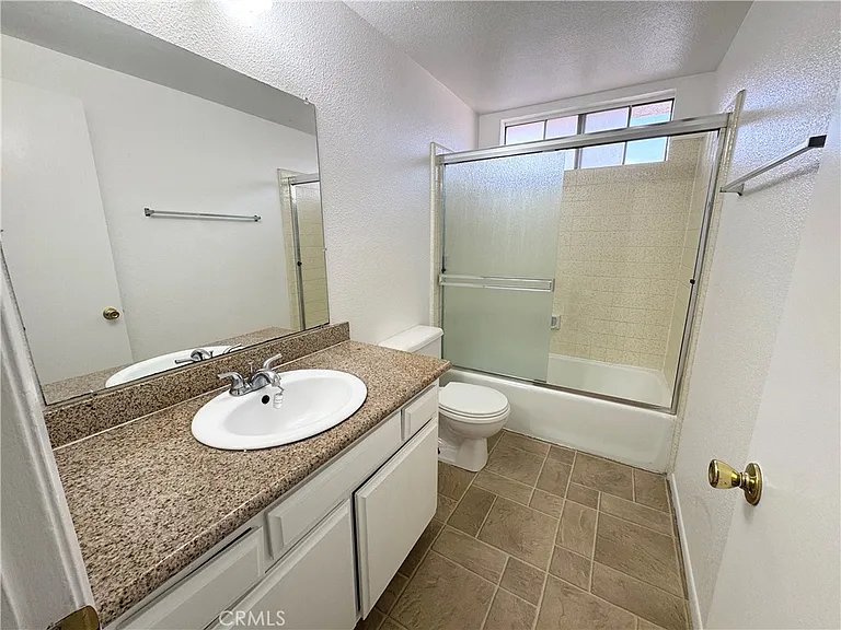 635 W 15th St #13 — Photo 11