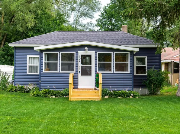 107 Elmwood St, Hartford, MI 49057