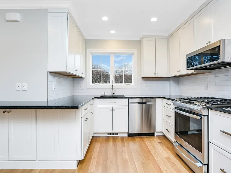 81 Cos Cob Ave #B — Photo 5