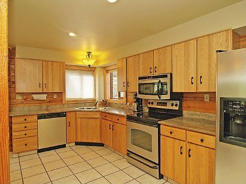 Large Kitchen with Granit