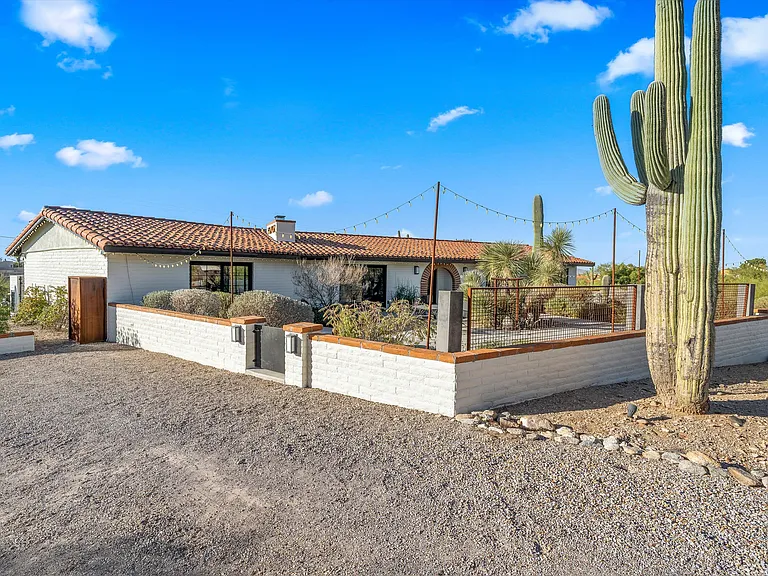2640 E Camino La Zorrela — Photo 2