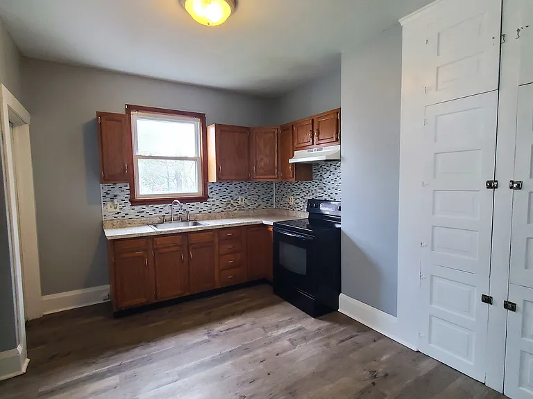 10-12 Lyon Pl — Photo 11