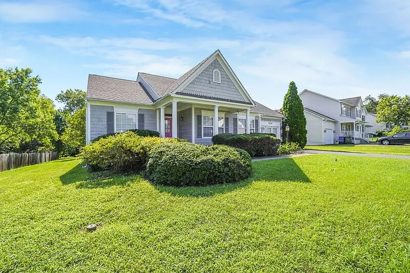 4 bed, 3.0 bath, 3200 sqft, $3,000 — Photo 3