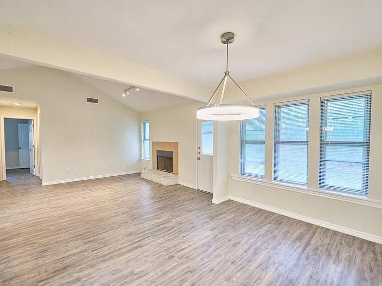 2510 Greenbriar Dr — Photo 6