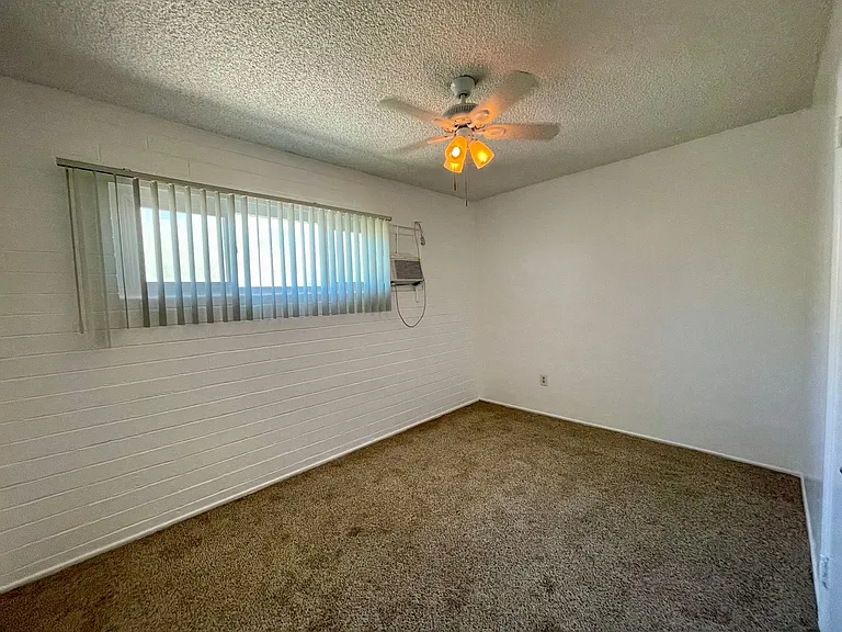Beautiful 2 bedroom 1 bathroom with a private yard in the heart of El Cajon — Photo 9