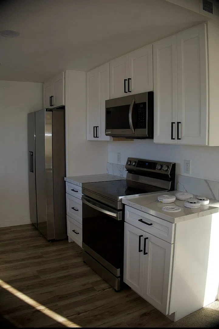 2 Bedrooms 2 full baths corner condo in National City. — Photo 1
