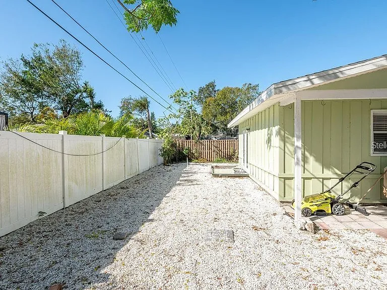 2676 Martin St — Photo 37
