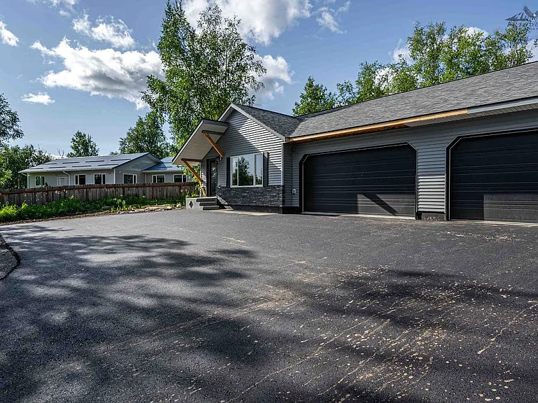 725 W Briar Dr — Photo 20
