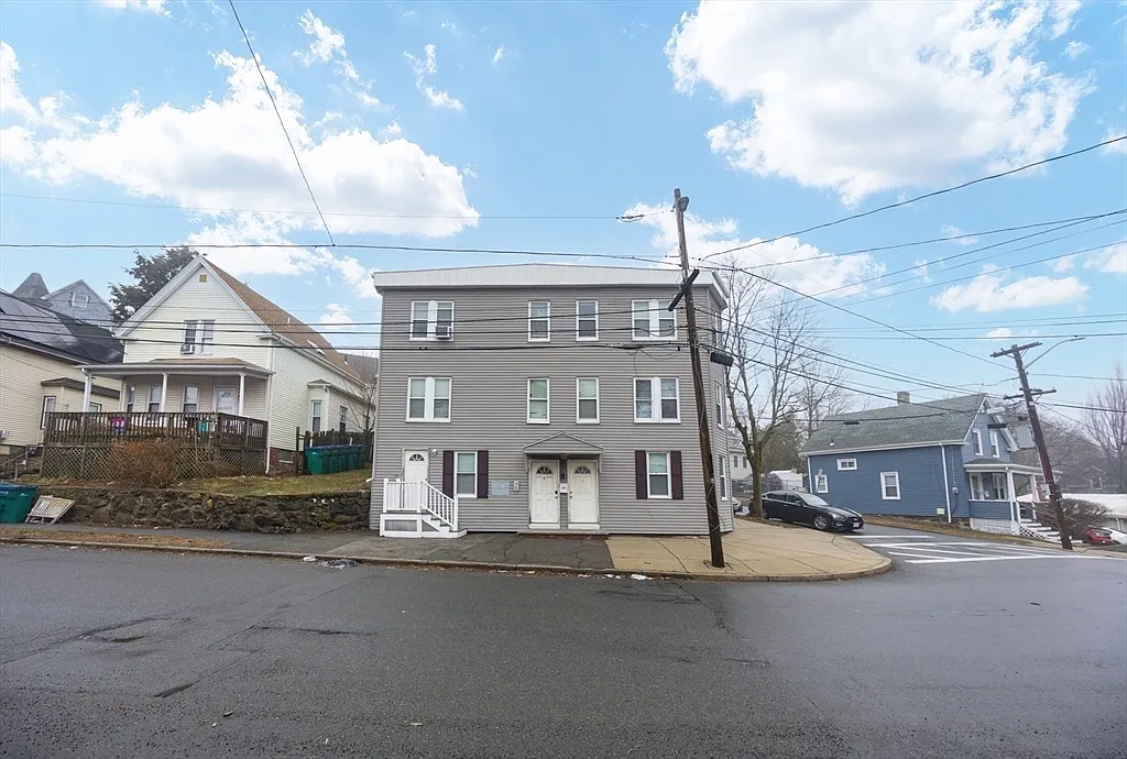 3 bed, 950 sqft, $3,400 — Photo 2