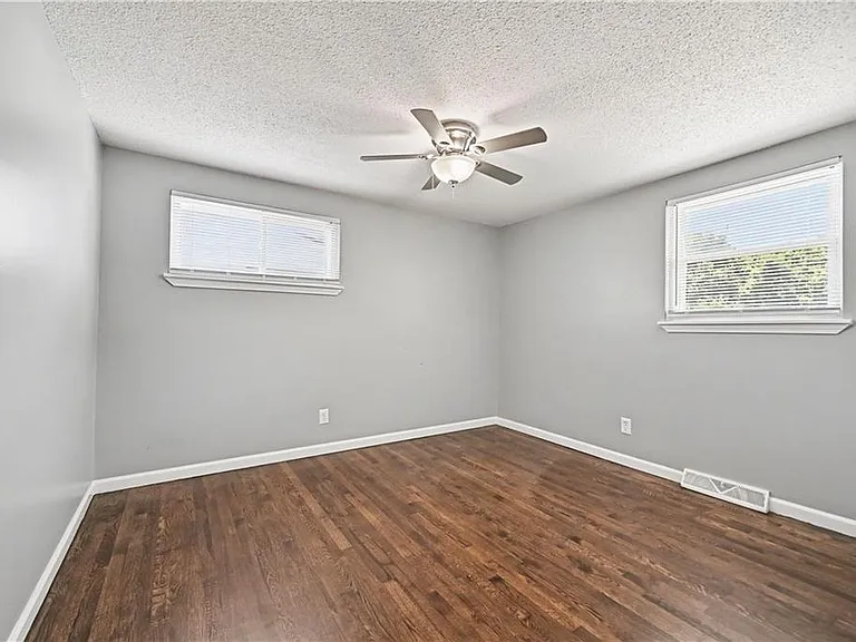5215 NE 60th Ter — Photo 16