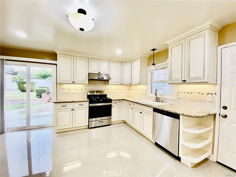 1747 Oakwood Ave — Photo 8