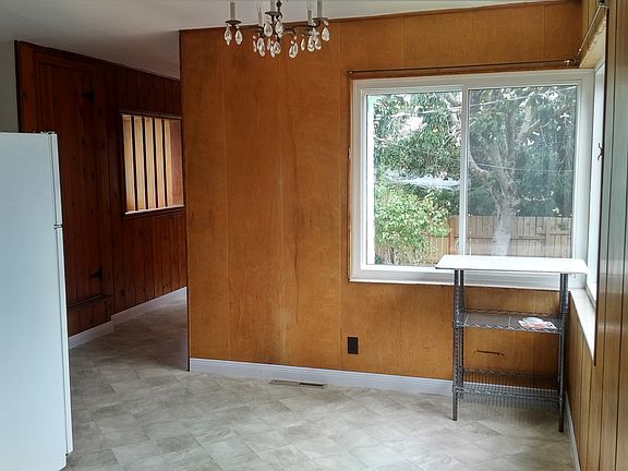 Eating space in kitchen