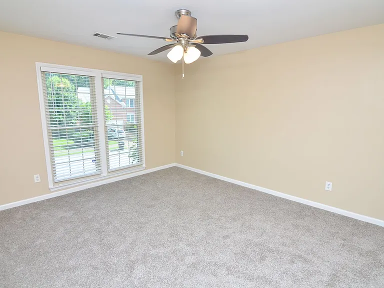 511 Prince Of Wales Ct — Photo 19