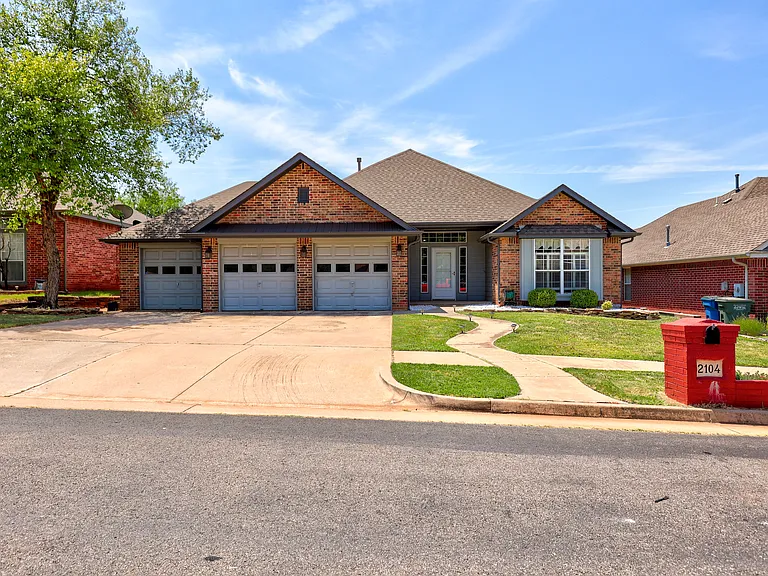 2104 Del Simmons Dr — Photo 2