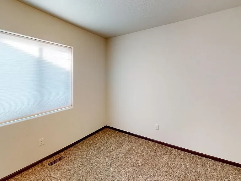 598 Westwind Rd — Photo 8