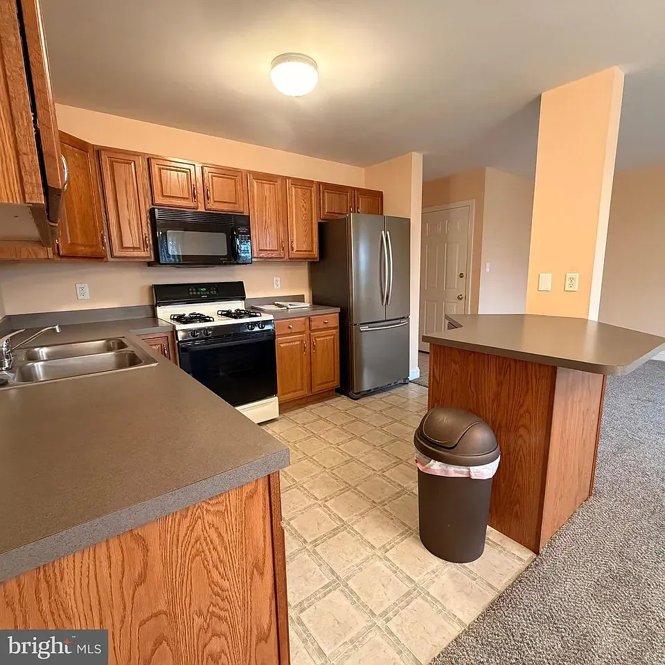 3 bed, 1481 sqft, $2,349 — Photo 4