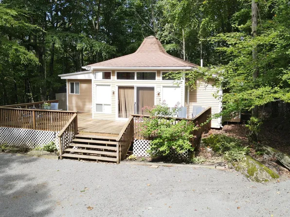 104 Hickory Ln, Hawley, PA 18428