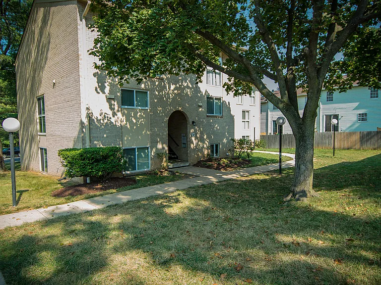 Maplewood Villas Apartments Building Exterior 06