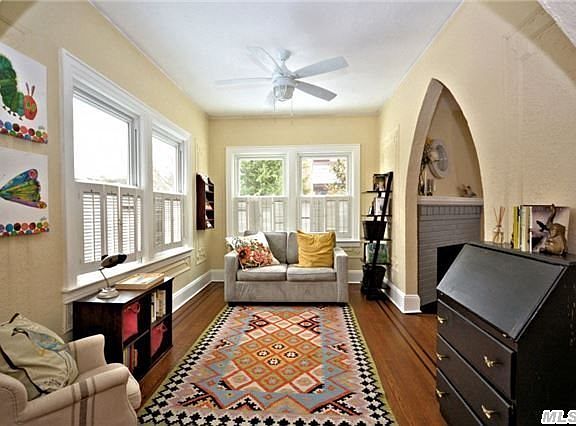 4th image of 299 N Village Ave