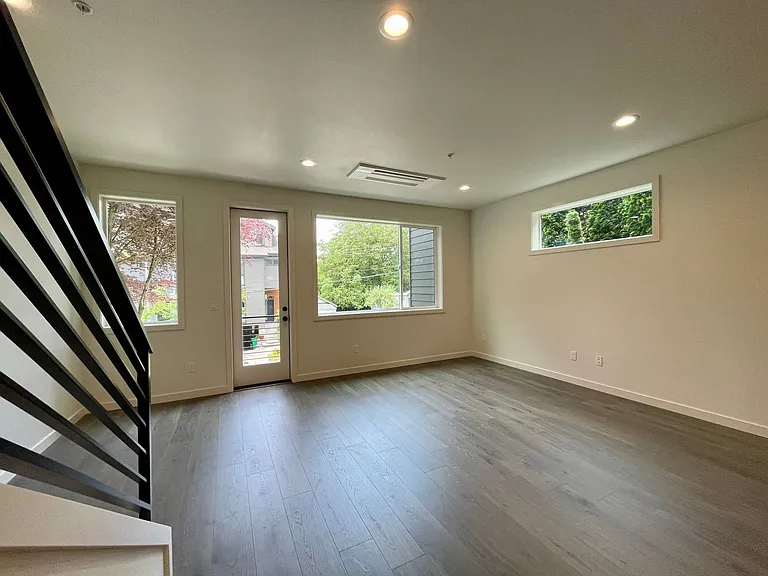 601 SE Spokane St #201 — Photo 17