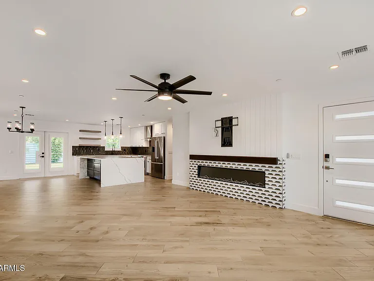 8318 E Sells Dr — Photo 6