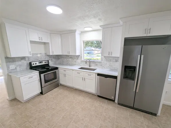 809 Glen Hollow Dr, Conroe, TX 77385