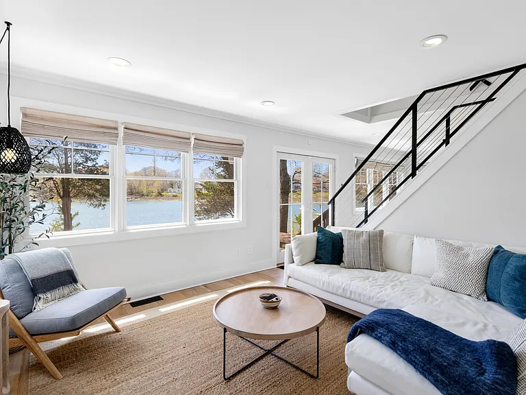 28 Robins Ln — Photo 11