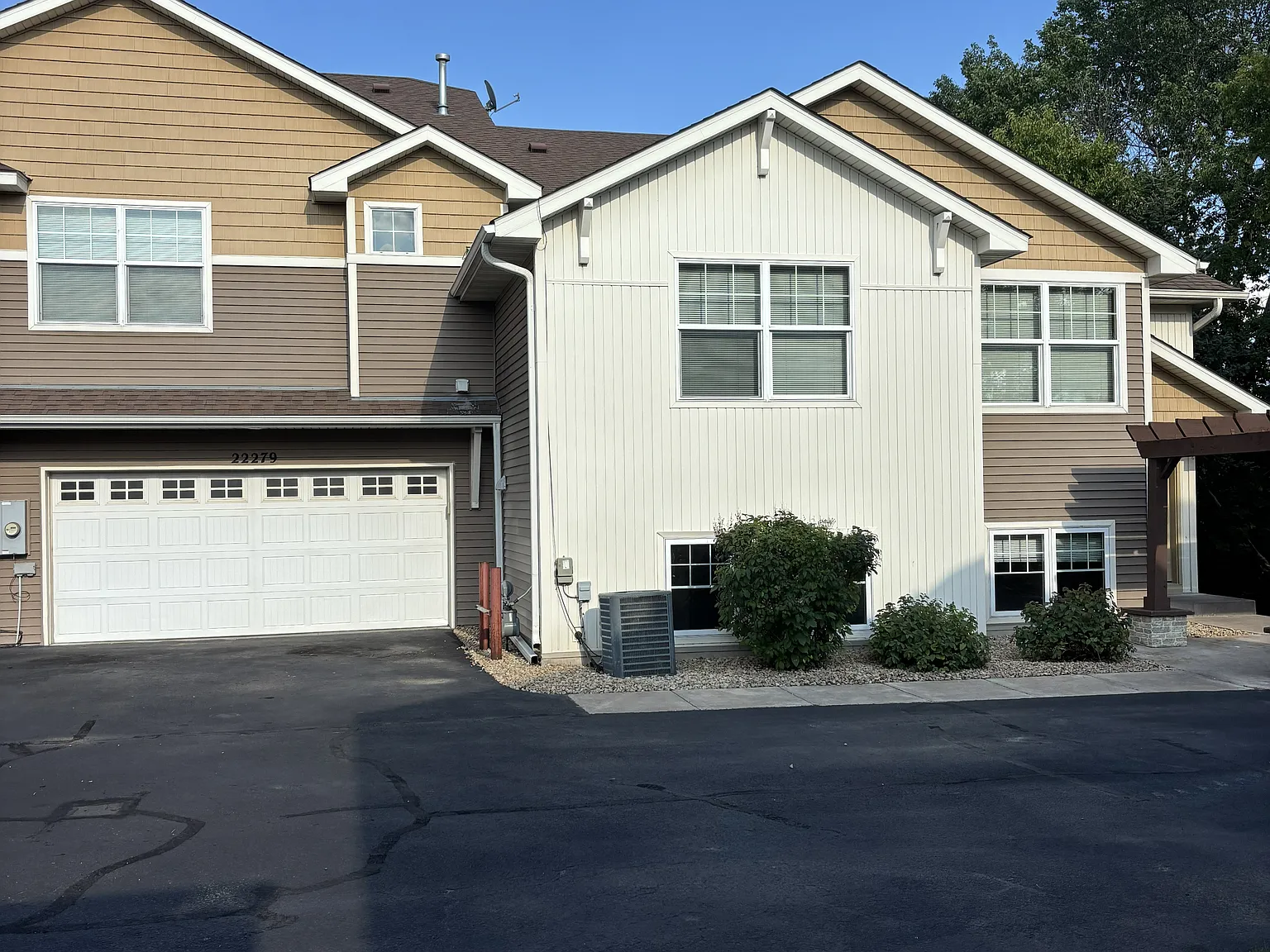 5 bed, 2582 sqft, $2,795 — Photo 2