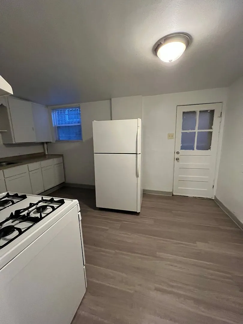 2 Bedroom 1 Bathroom in Delmar Parkway — Photo 2