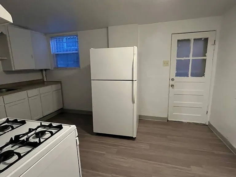 2 Bedroom 1 Bathroom in Delmar Parkway — Photo 2