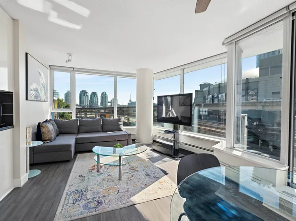 689 Abbott St #305, Vancouver, BC V6B 0J2