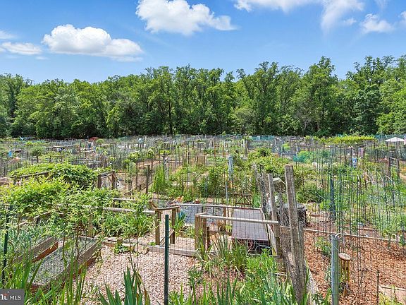 3rd image of 4000 Tunlaw Rd NW APT 223