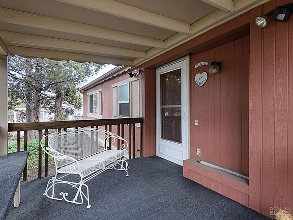 4th image of 1018 SE Laurelwood Pl