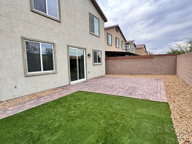 White Opal St — Photo 24