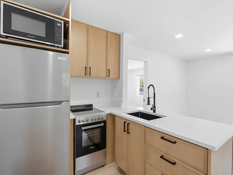 1129 NE 16th Ave #1 — Photo 2