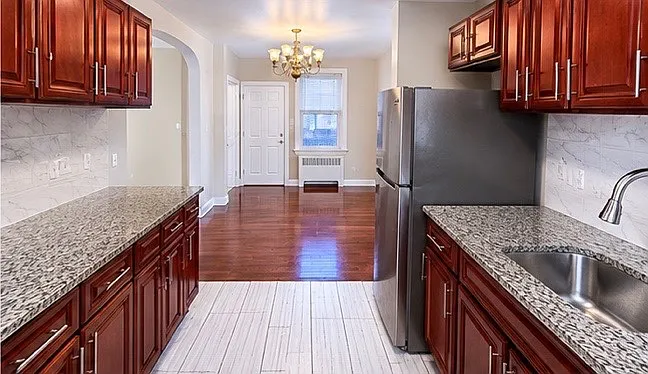 Colonial Ave — Photo 2