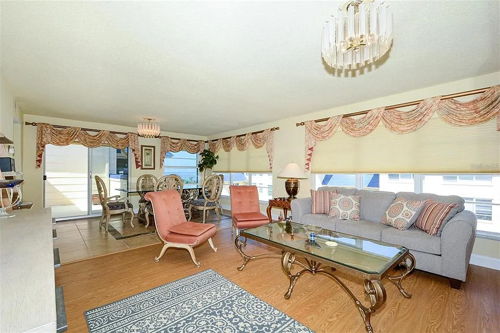2 bed, 2.0 bath, 1175 sqft, $5,000 — Photo 3
