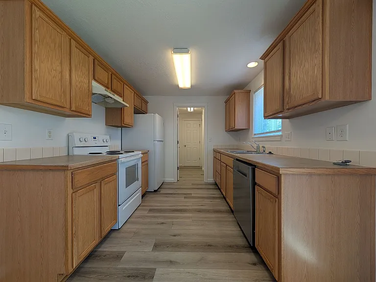 484 Helen St — Photo 8