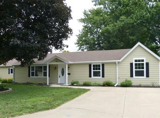 606 W 3rd St, Pella, IA 50219