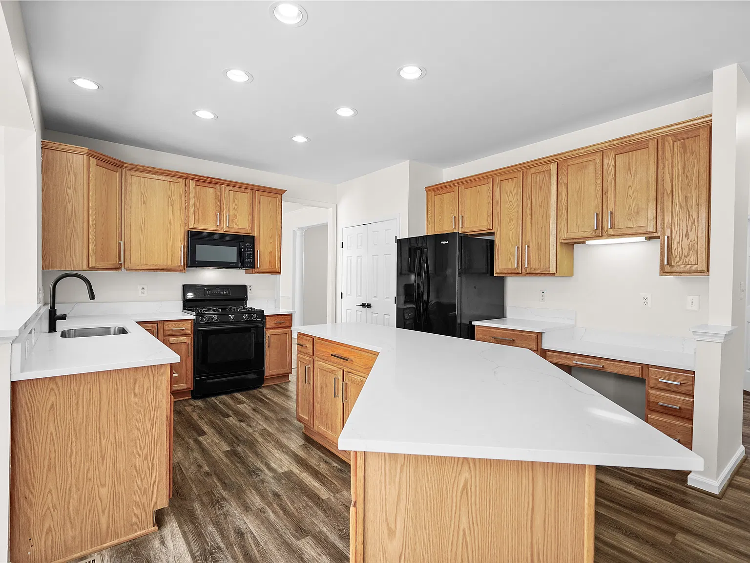 4 bed, 4148 sqft, $4,350 — Photo 3