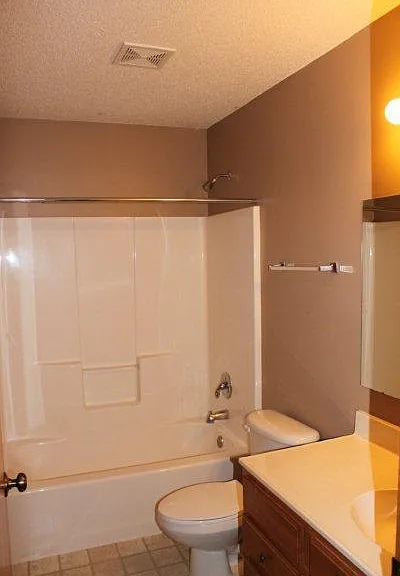 210 Hawkins Dr — Photo 6
