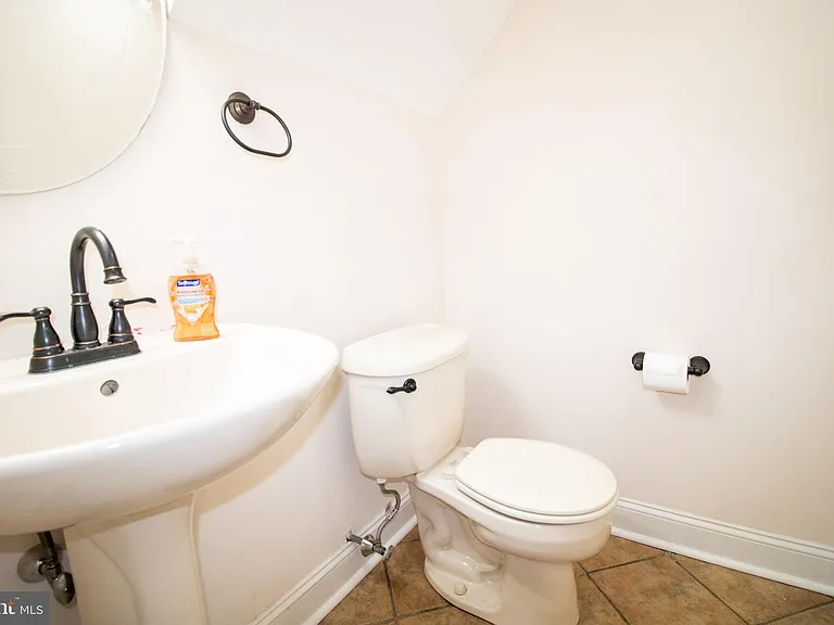 1127 Thackary Ct — Photo 7