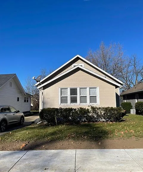 231 E Victoria St — Photo 1