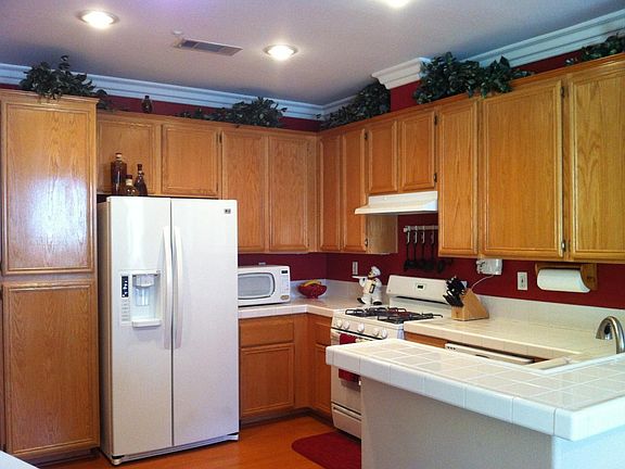 Large kitchen - lots of counter and cabinet space