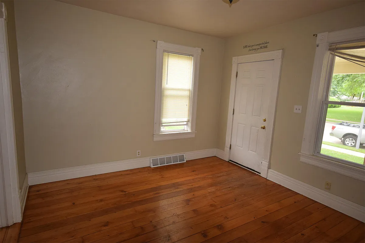 Building Photo - 477 Forest Ave