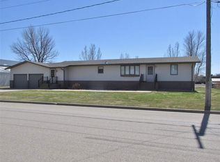 310 1st St NE, Rugby, ND 58368