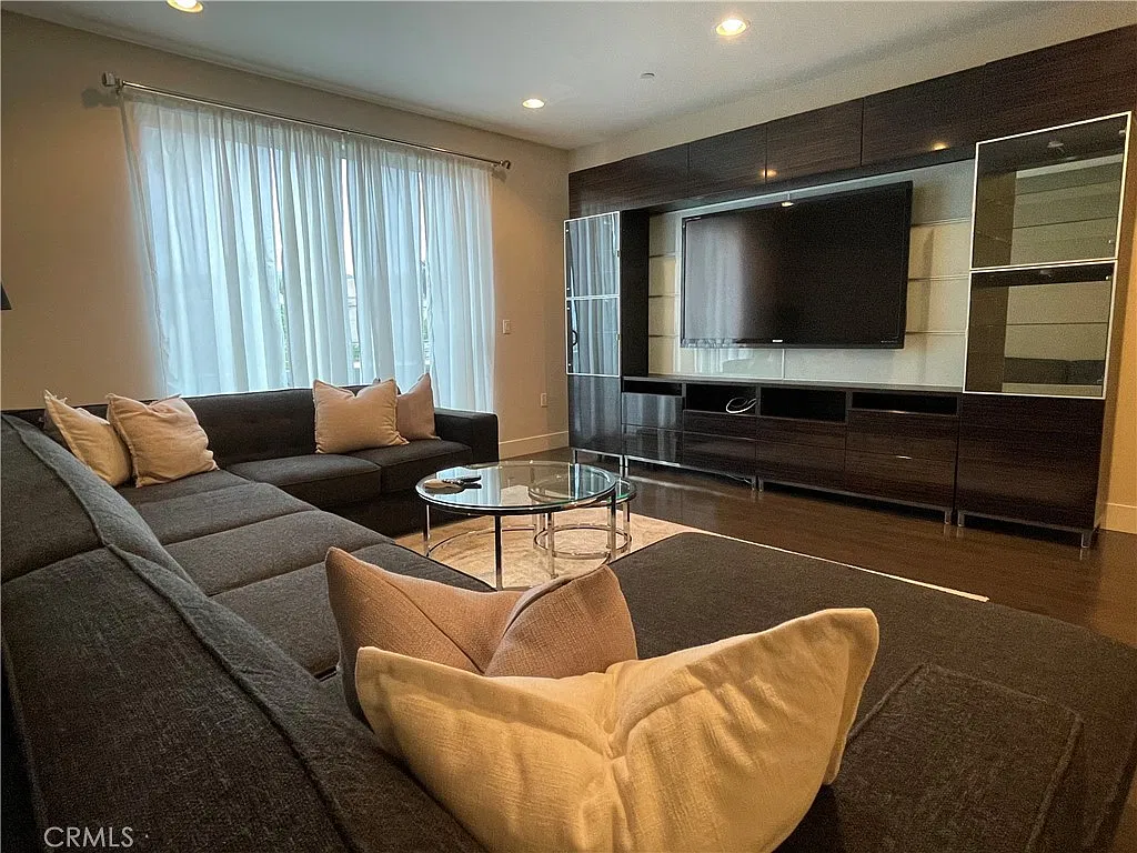 3 bed, 1710 sqft, $4,700 — Photo 4