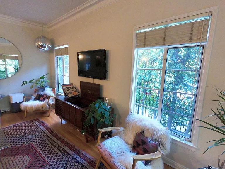2285 N Beachwood Dr #6 — Photo 25
