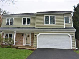 32 Crompton Ct, Fox River Grove, IL 60021